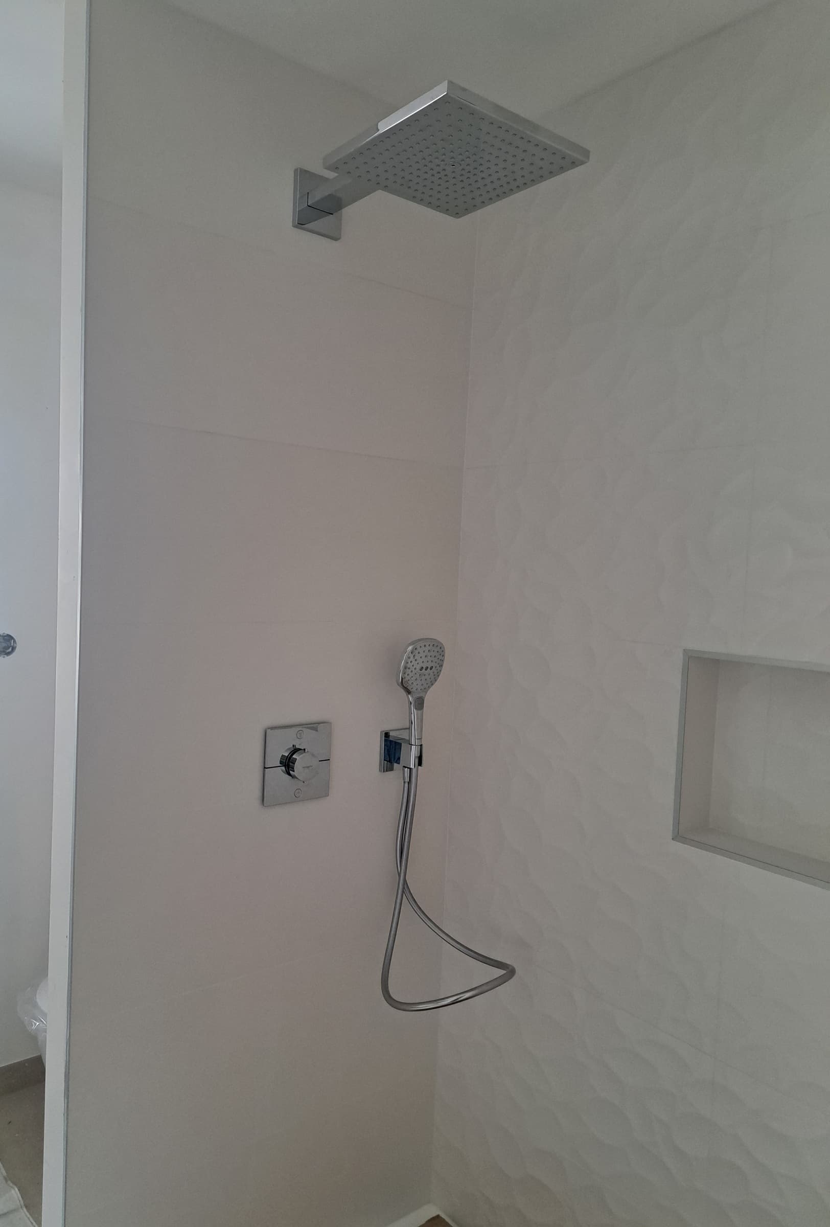 Colonne de douche encastrée Hansgrohe à Arzon