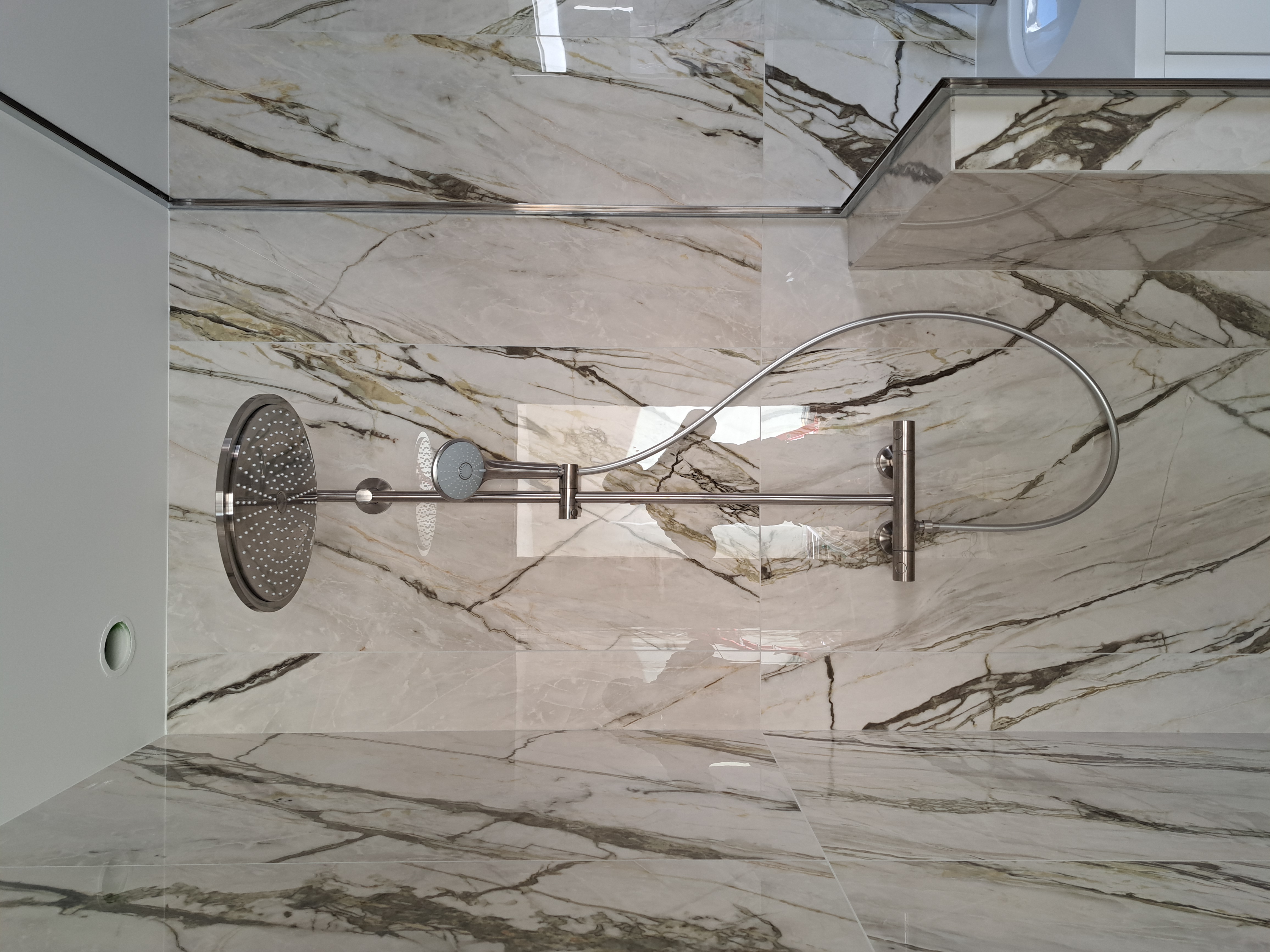 Colonne de douche Hansgrohe « inox brossé » à Vannes